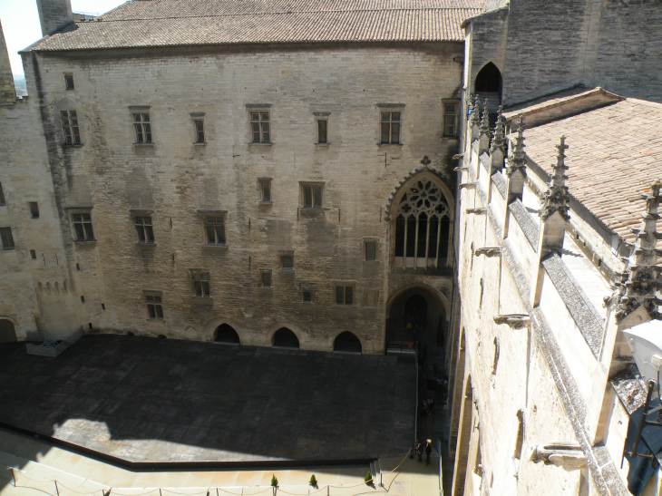 Scène installée dans la cour du Palais des Papes pour le Festival